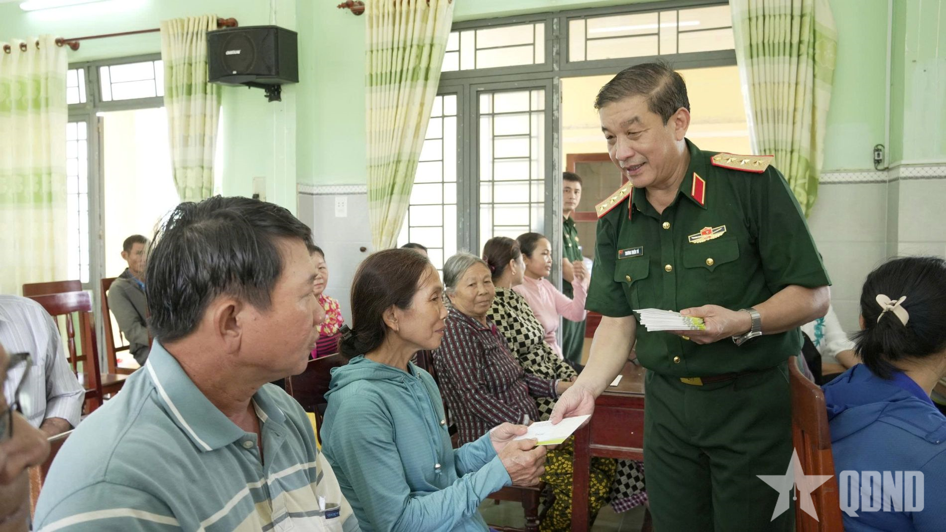 Thượng tướng Trương Thiên Tô tri ân các anh hùng liệt sĩ và gia đình chính sách tại Quảng Ngãi