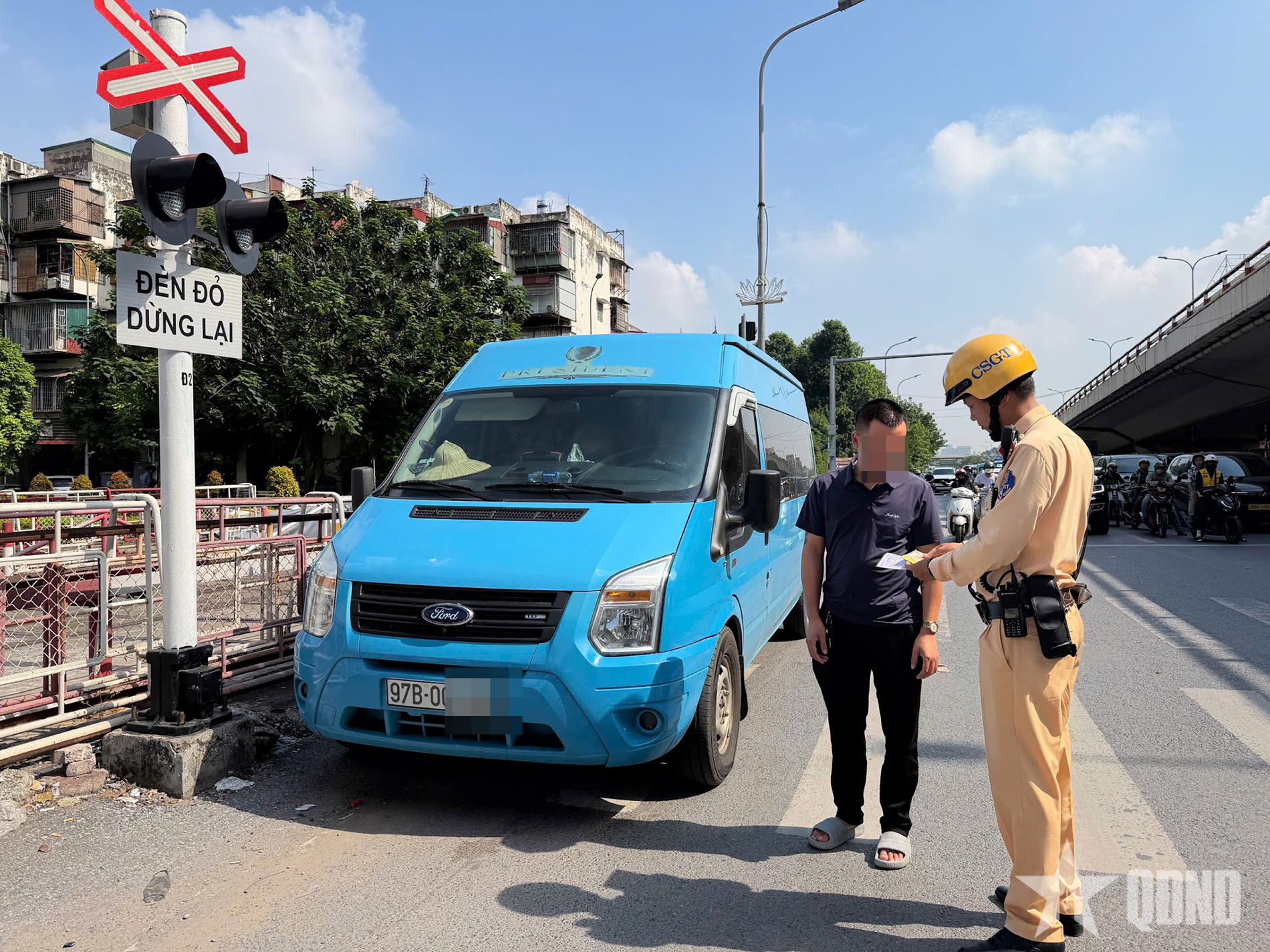 Hà Nội: Duy trì xử lý nghiêm xe dừng, đỗ, đón trả khách trái quy định trên tuyến đường “Ba nhất”