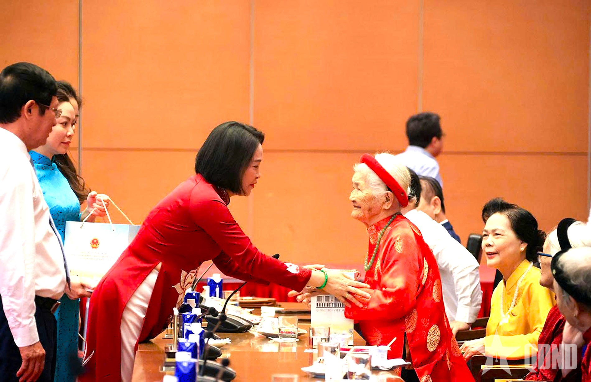 Phó chủ tịch Quốc hội Nguyễn Thị Thanh gặp mặt người có công tiêu biểu