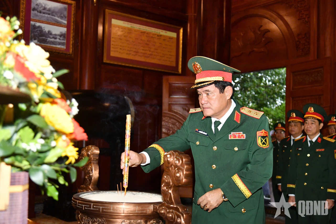 Quân khu 9: Dâng hoa, dâng hương tưởng niệm các anh hùng liệt sĩ