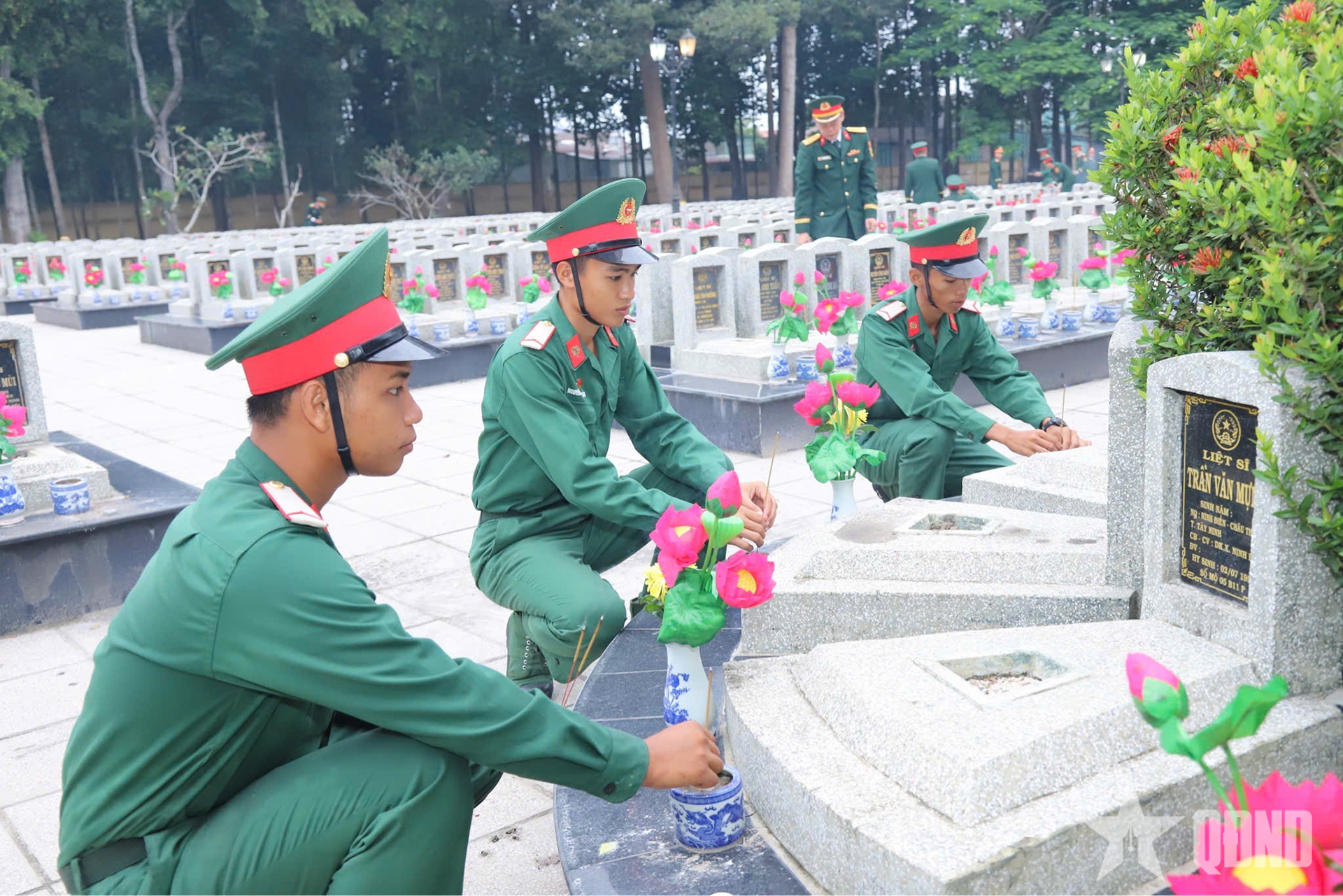 Thắp lửa tri ân trong lòng chiến sĩ trẻ