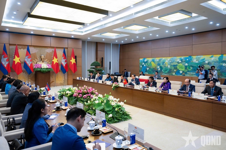 Ch%u1EE7 t%u1ECBch Qu%u1ED1c h%u1ED9i Tr%u1EA7n Thanh M%u1EABn ch%u1EE7 trì L%u1EC5 %u0111ón và h%u1ED9i %u0111àm v%u1EDBi Ch%u1EE7 t%u1ECBch Qu%u1ED1c h%u1ED9i Campuchia