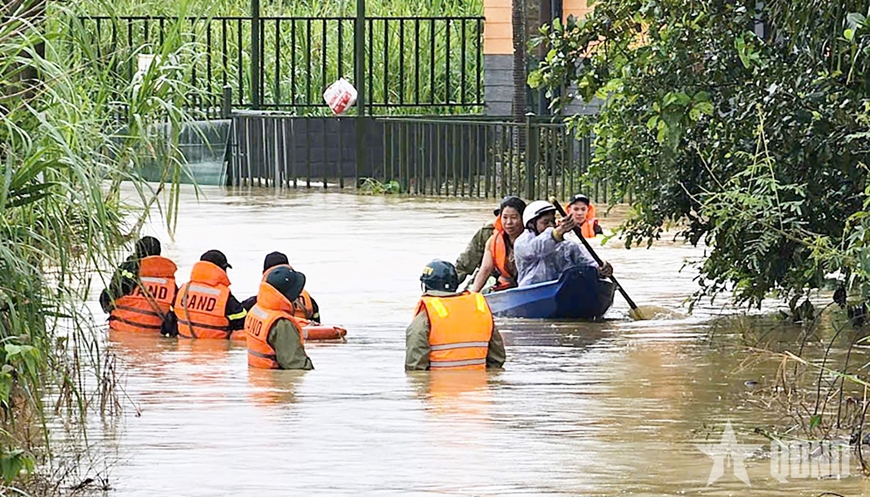 Kịp thời hỗ trợ người dân di chuyển tới nơi an toàn trong mưa lũ