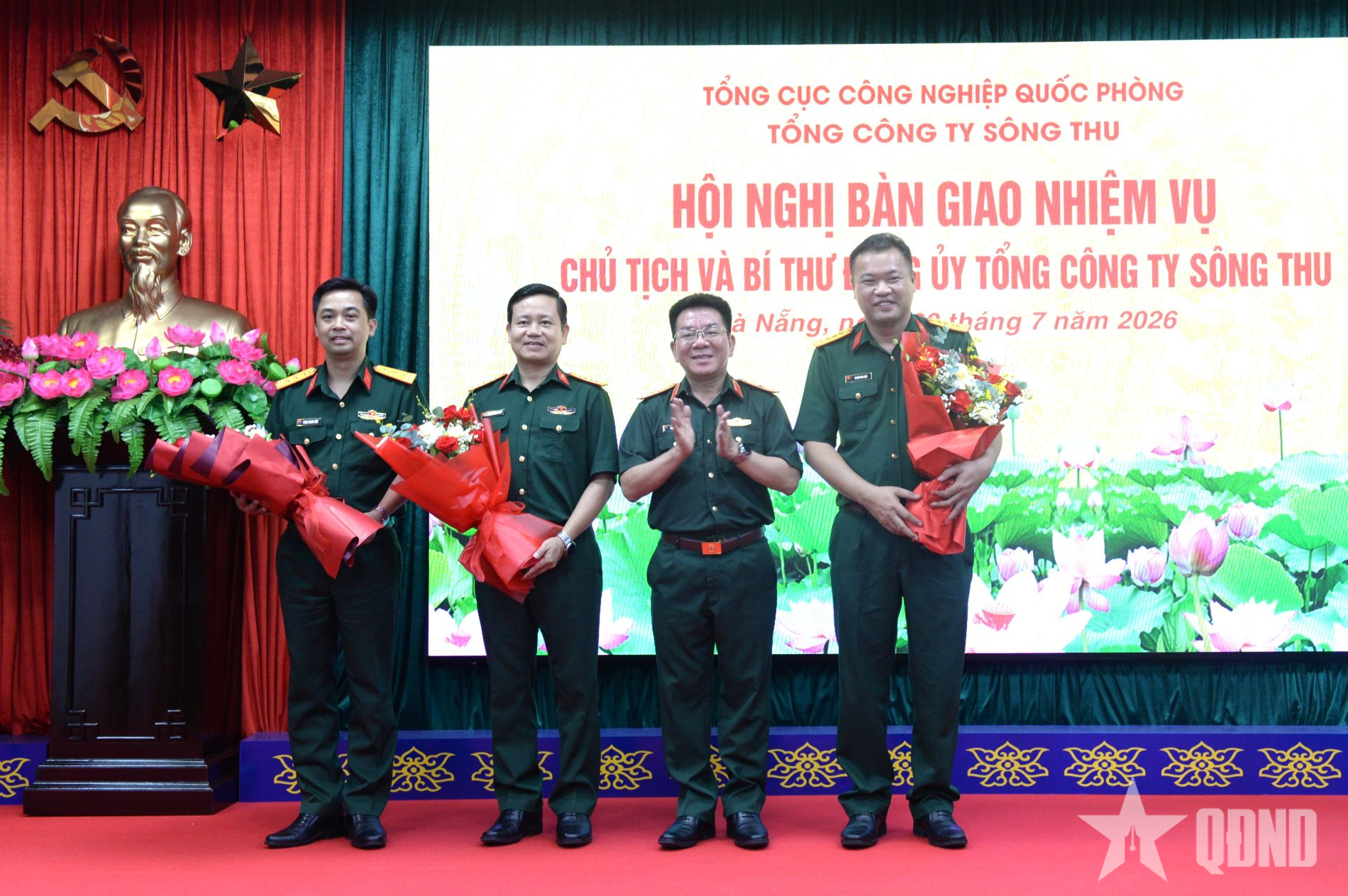 Bàn giao nhiệm vụ Chủ tịch và Bí thư Đảng ủy Tổng công ty Sông Thu 