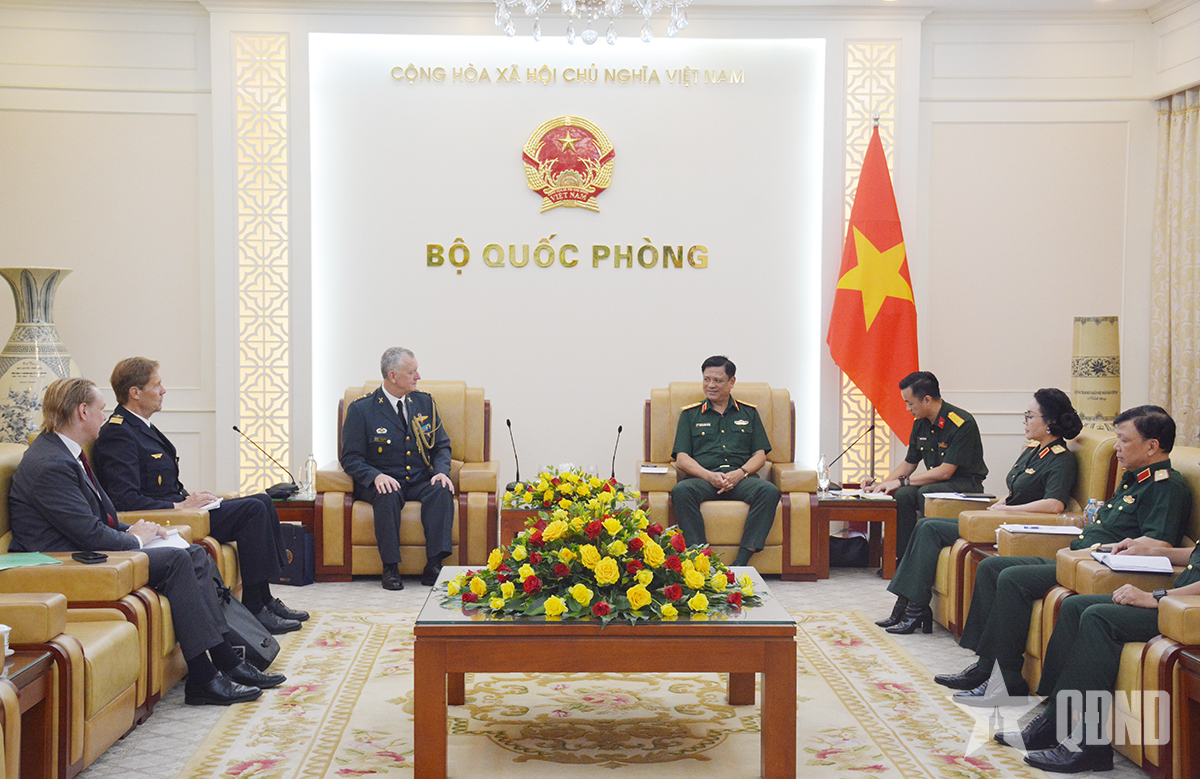 Thượng tướng Nguyễn Trường Thắng tiếp các Tùy viên Quốc phòng cũ và mới của Thụy Điển