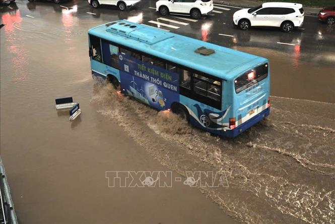 Hà Nội: Mưa lớn gây ngập úng tại một số khu vực, giao thông khó khăn

