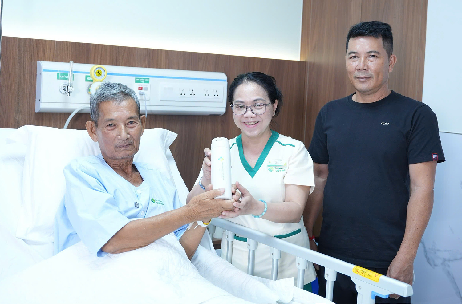 Bệnh nhân Campuchia vượt hàng trăm km sang Việt Nam cấp cứu viêm túi mật