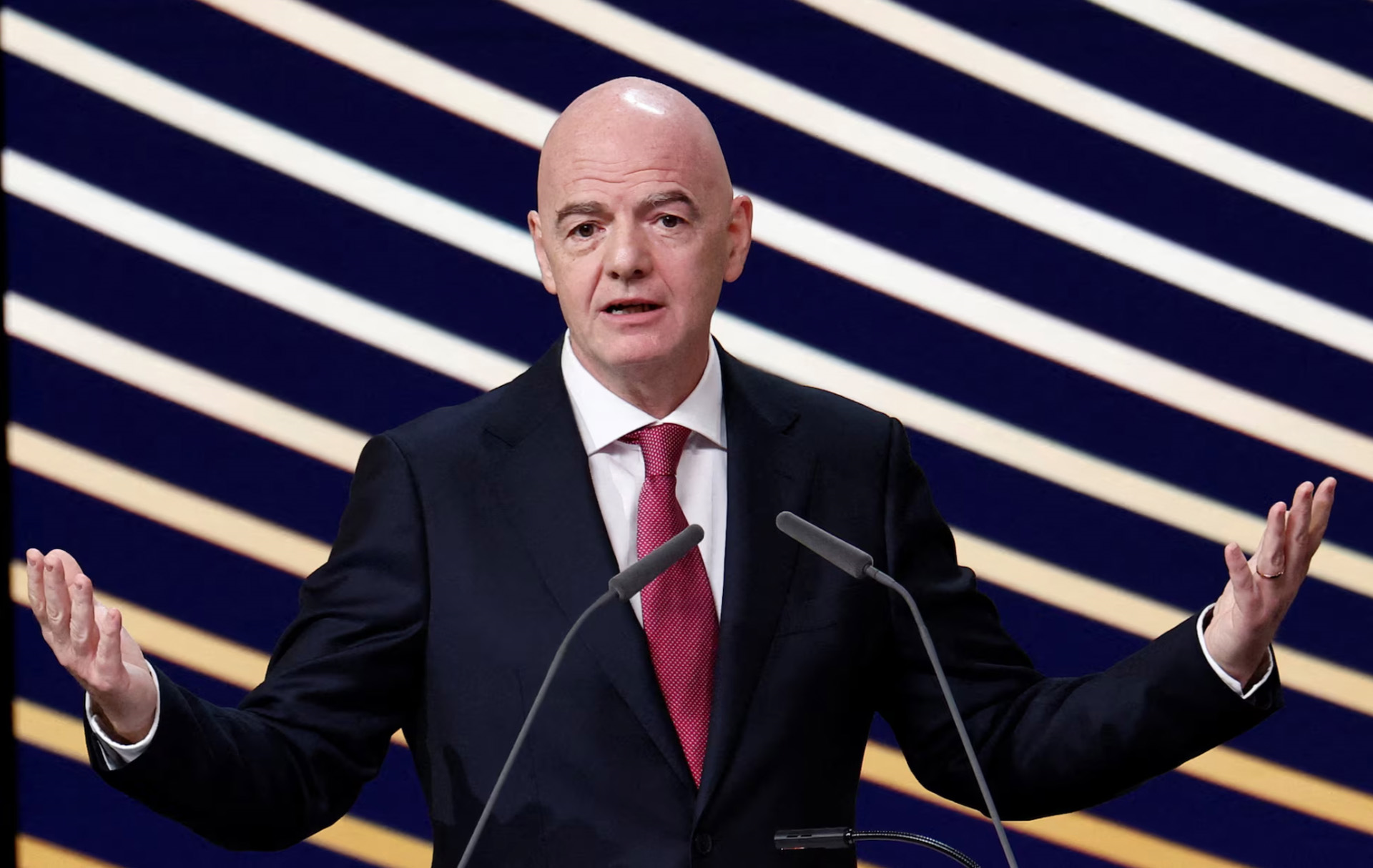 FIFA dự định thành lập và bán cổ phần công ty con quản lý World Cup