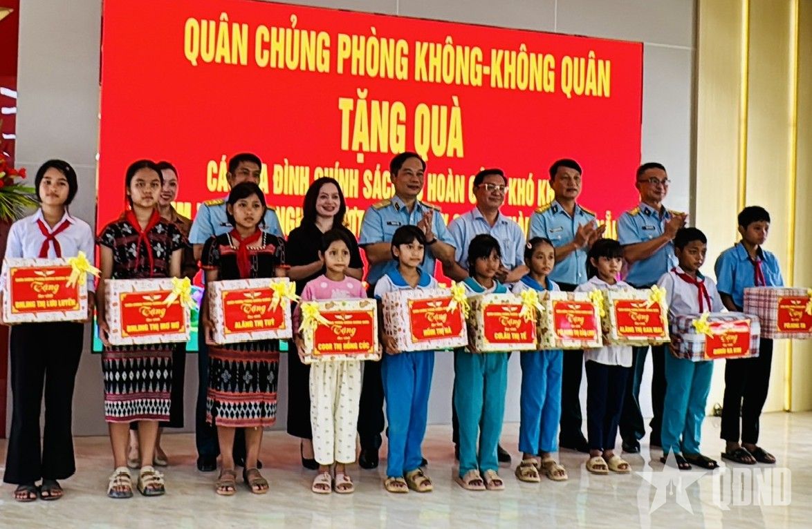 Quân chủng Phòng không - Không quân thăm, tặng quà tại xã Tây Giang (Đà Nẵng)
