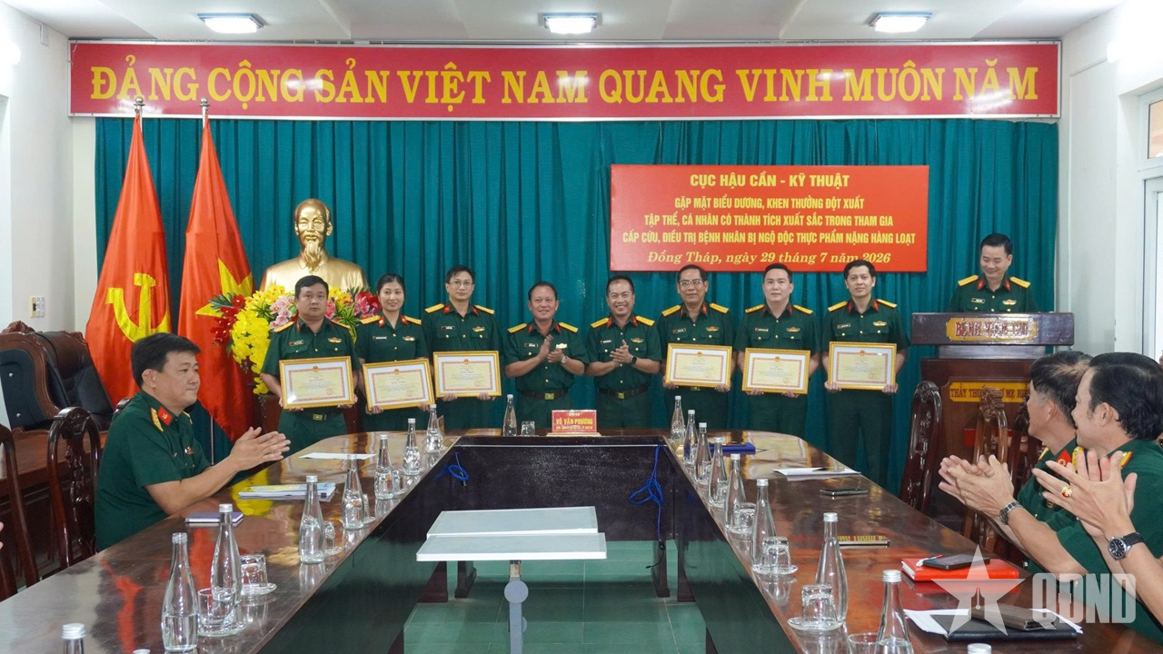 Quân khu 9: Khen thưởng các tập thể, cá nhân có thành tích xuất sắc trong tham gia cấp cứu, điều trị bệnh nhân bị ngộ độc thực phẩm