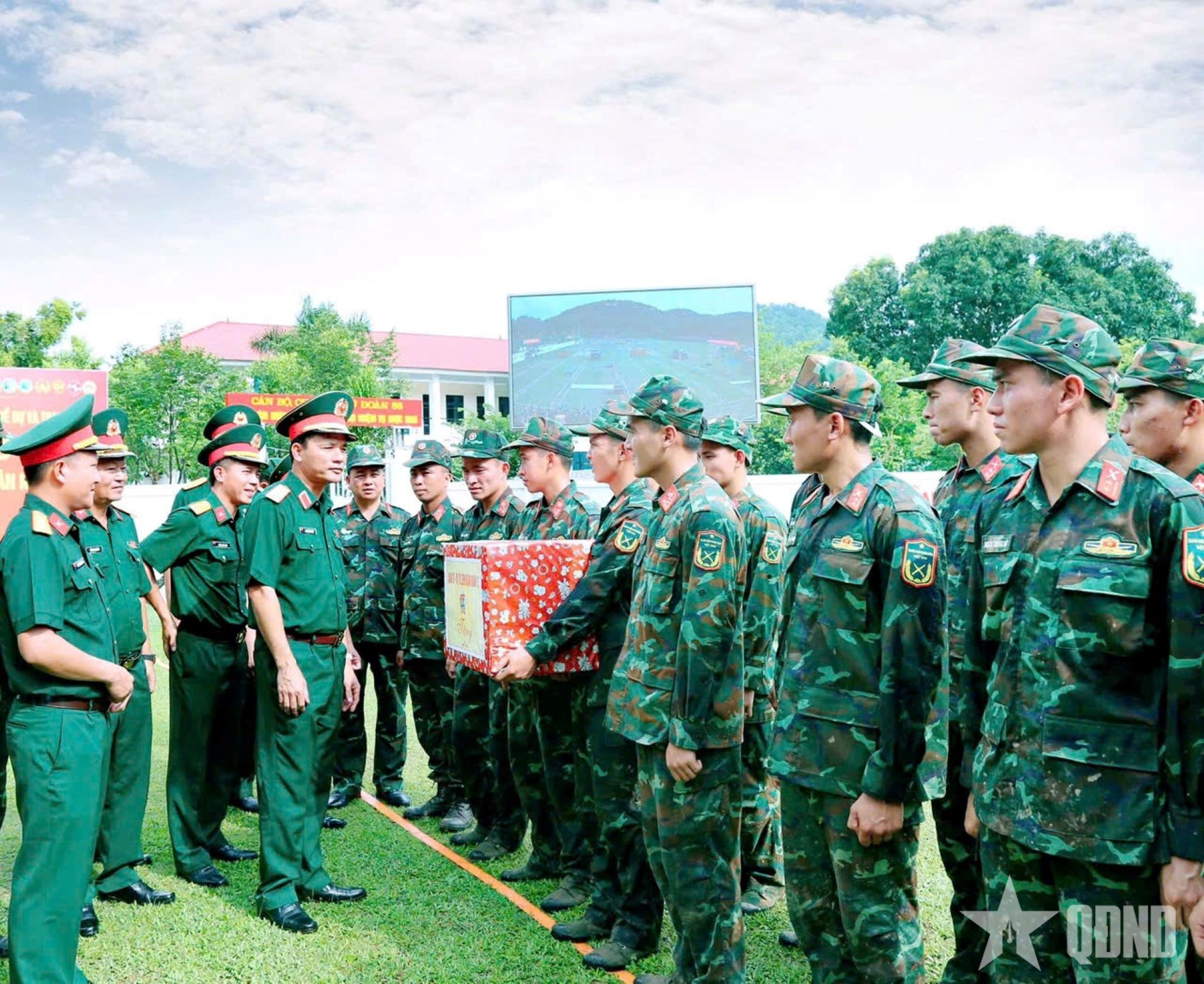 Trung tướng Lê Xuân Thuân kiểm tra đội tuyển Quân đoàn 12 tham gia Hội thao Phòng thủ dân sự toàn quân