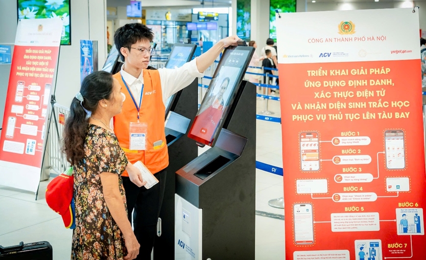 S&acirc;n bay Nội B&agrave;i bổ sung kiosk sinh trắc học, tăng thời gian hỗ trợ h&agrave;nh kh&aacute;ch