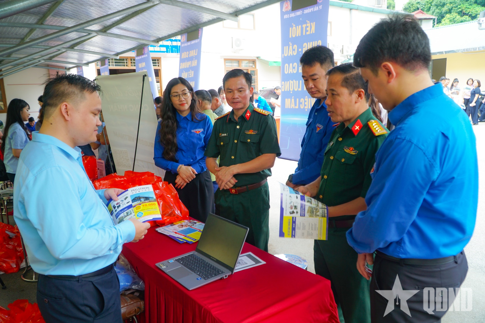 Bộ CHQS thành phố Hải Phòng phối hợp tư vấn, giới thiệu việc làm cho người lao động tỉnh Lạng Sơn