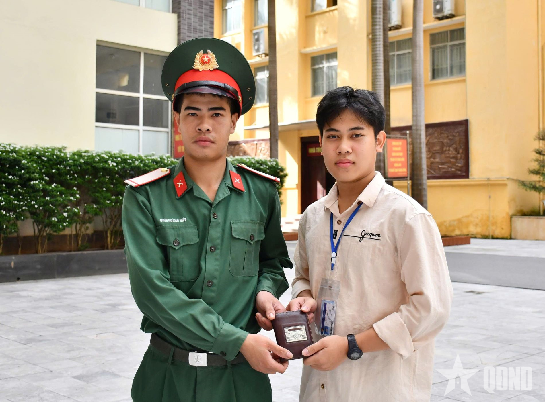 Hạ sĩ Đinh Hoàng Hiệp nhặt được của rơi trả lại người bị mất