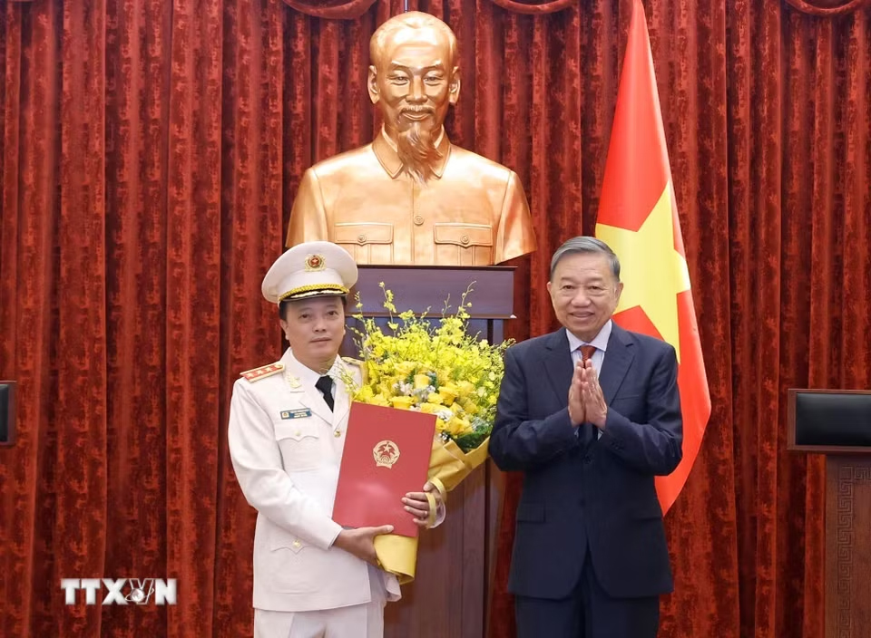 Tổng Bí thư, Chủ tịch nước Tô Lâm trao quyết định thăng quân hàm Thượng tướng cho Thứ trưởng Bộ Công an Đặng Hồng Đức 