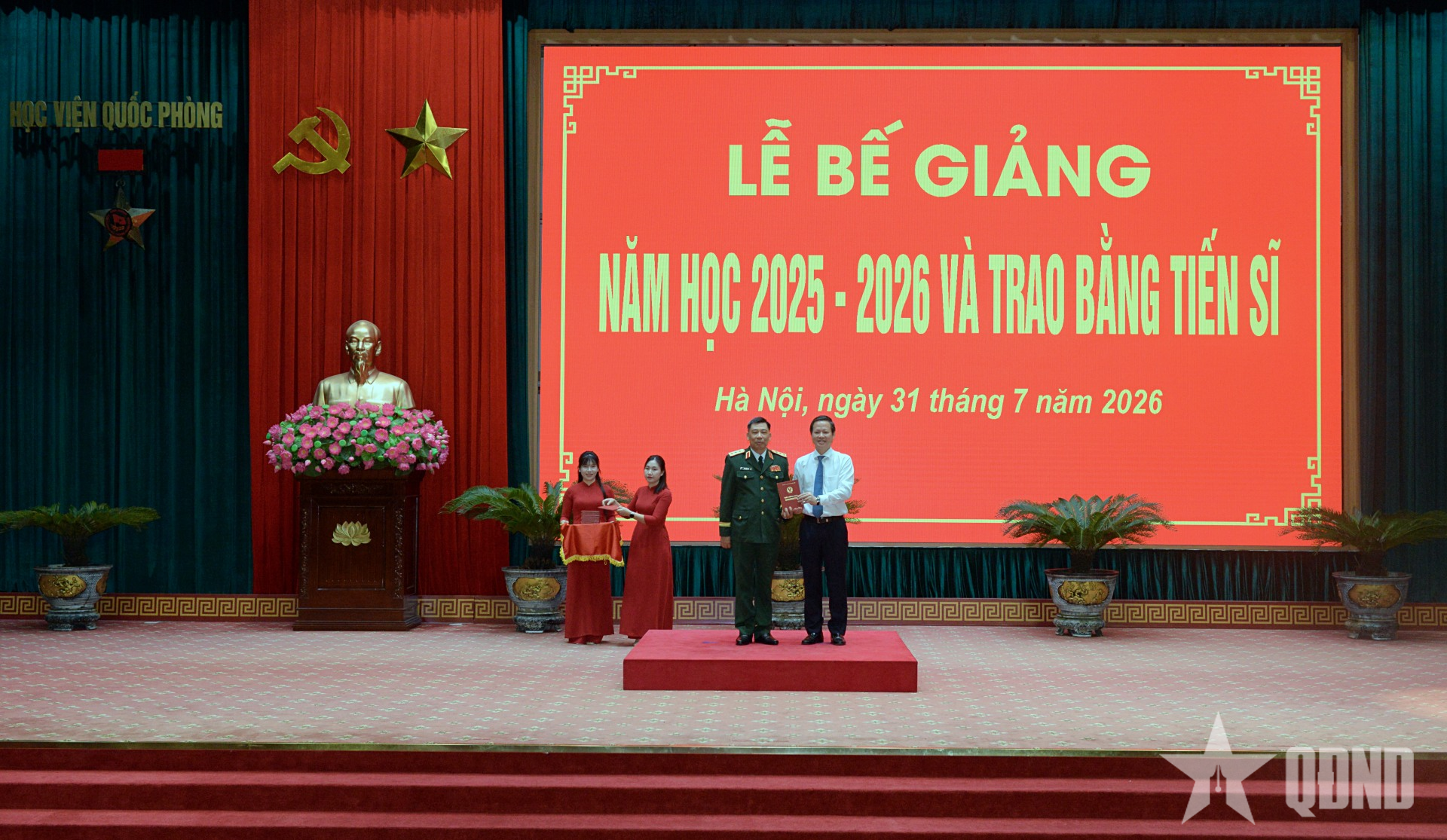Học viện Quốc phòng bế giảng năm học 2025-2026 và trao bằng Tiến sĩ