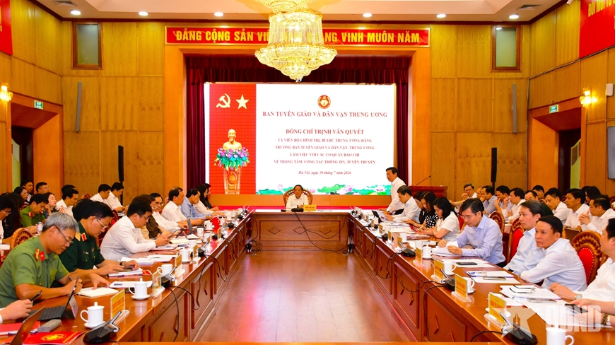 Giữ vững định hướng chính trị, kiên định lập trường tư tưởng