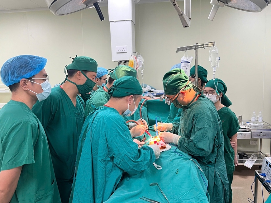 Cấp cứu thành công nữ công nhân nguy kịch khi rơi xuống hố thang máy từ tầng 3
