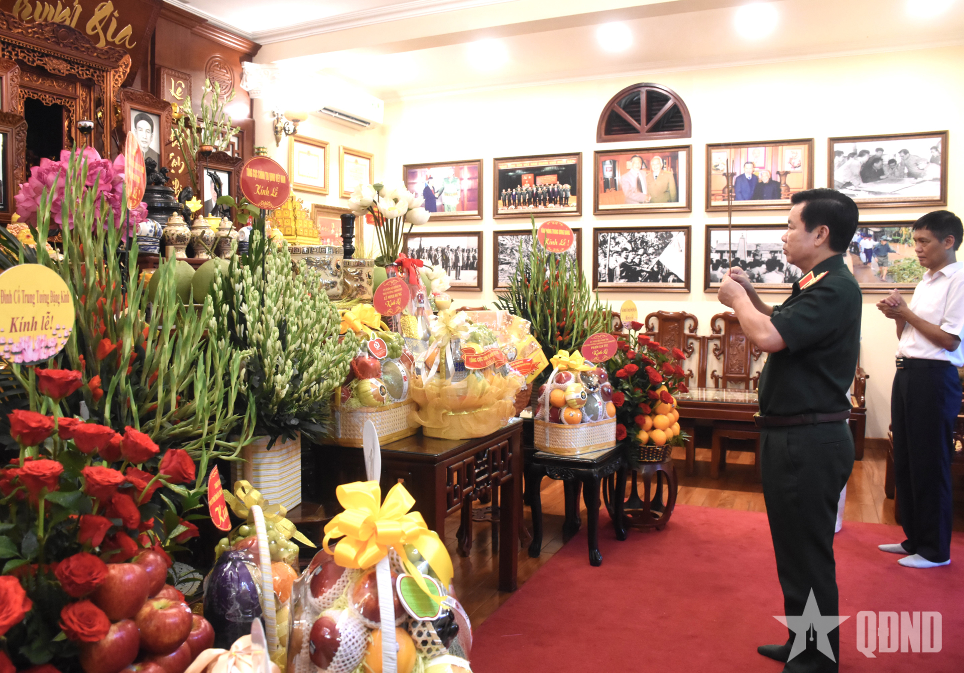 Thượng tướng Đỗ Xuân Tụng dâng hương tưởng niệm Tổng Bí thư Lê Khả Phiêu