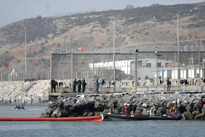 Tây Ban Nha dựng rào chắn nổi ở Ceuta sau vụ vượt biên khiến 67 người thiệt mạng