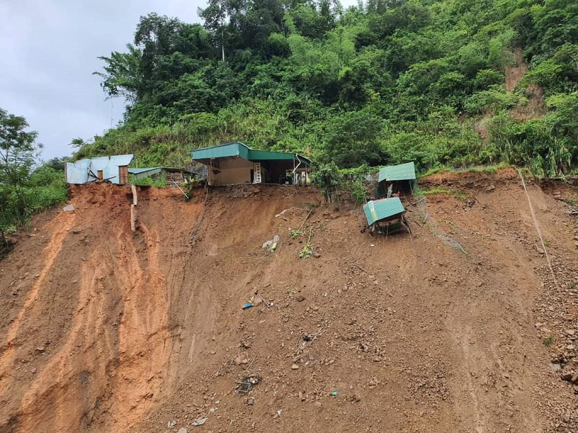 Mưa lớn trong đêm, cảnh báo lũ quét ở Lào Cai, Tuyên Quang và Quảng Ngãi