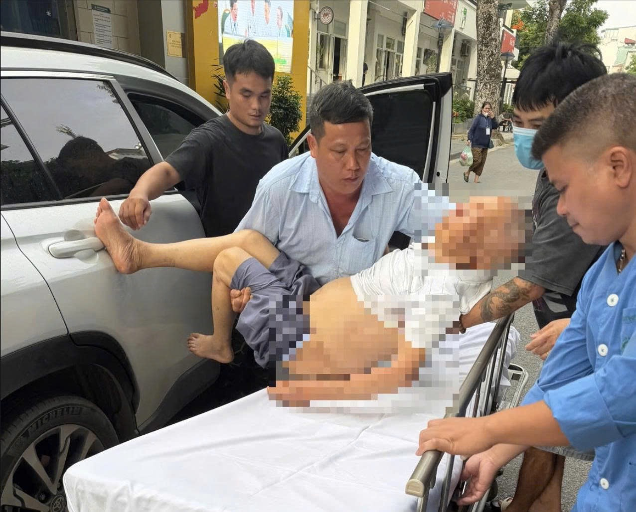 Cảnh sát giao thông Hà Nội dùng xe chuyên dụng mở đường đưa cụ ông bị tai biến đi cấp cứu