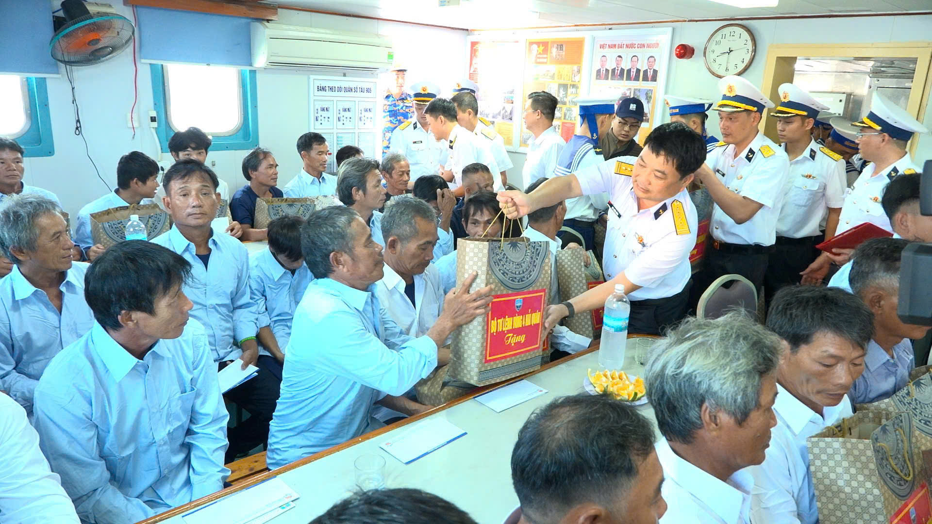Vùng 4 Hải quân đưa 33 ngư dân gặp nạn trên biển vào bờ an toàn