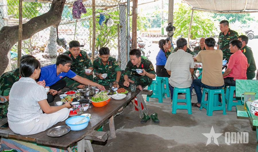“Bữa cơm đoàn kết quân - dân”