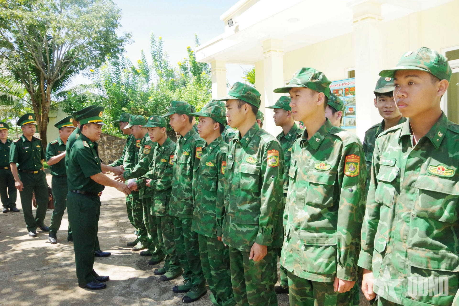 Bộ đội Biên phòng tỉnh Lâm Đồng tham gia xây trường nội trú