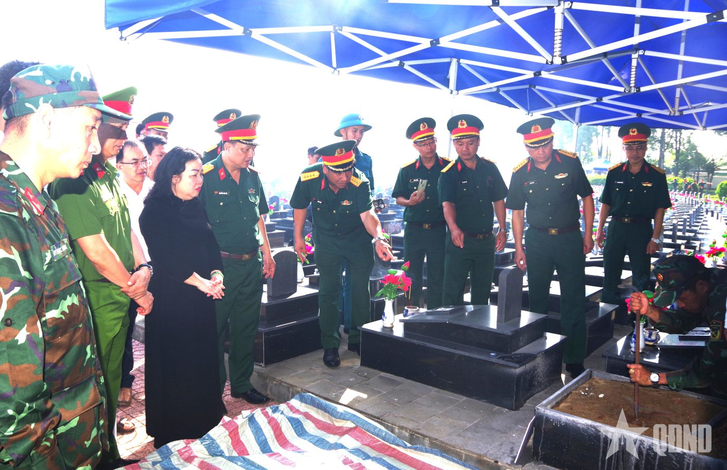 Lấy mẫu hài cốt liệt sĩ chưa xác định được thông tin tại các nghĩa trang liệt sĩ tỉnh Đắk Lắk