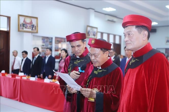 Nghị quyết của Bộ Ch&iacute;nh trị về c&ocirc;ng t&aacute;c người Việt Nam ở nước ngo&agrave;i
