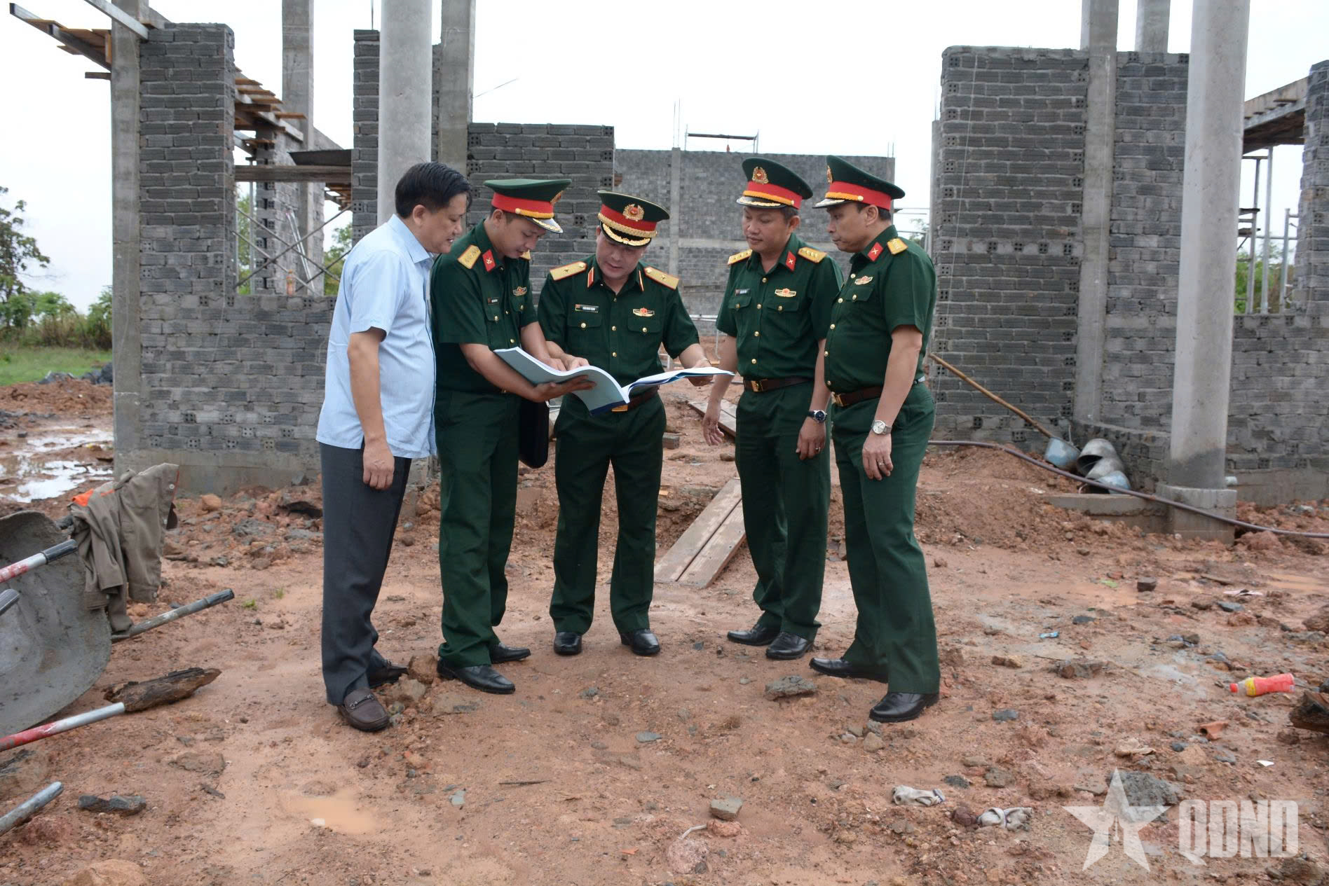 Bộ đội chung tay xây nhà cộng đồng tặng đồng bào
