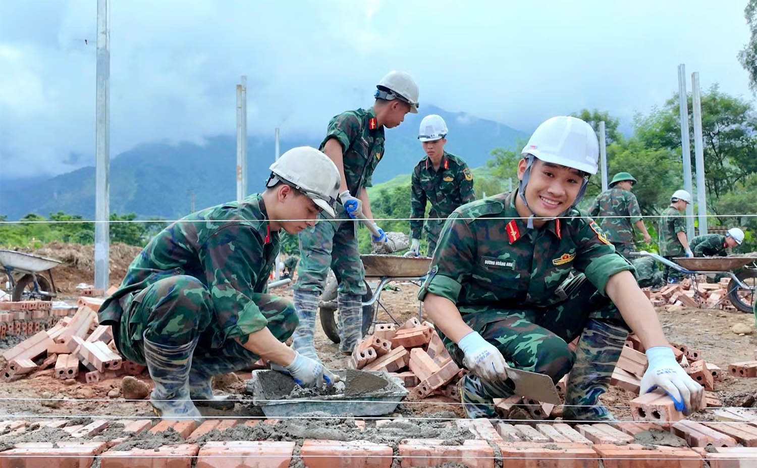 Gác việc học lên đường giúp dân