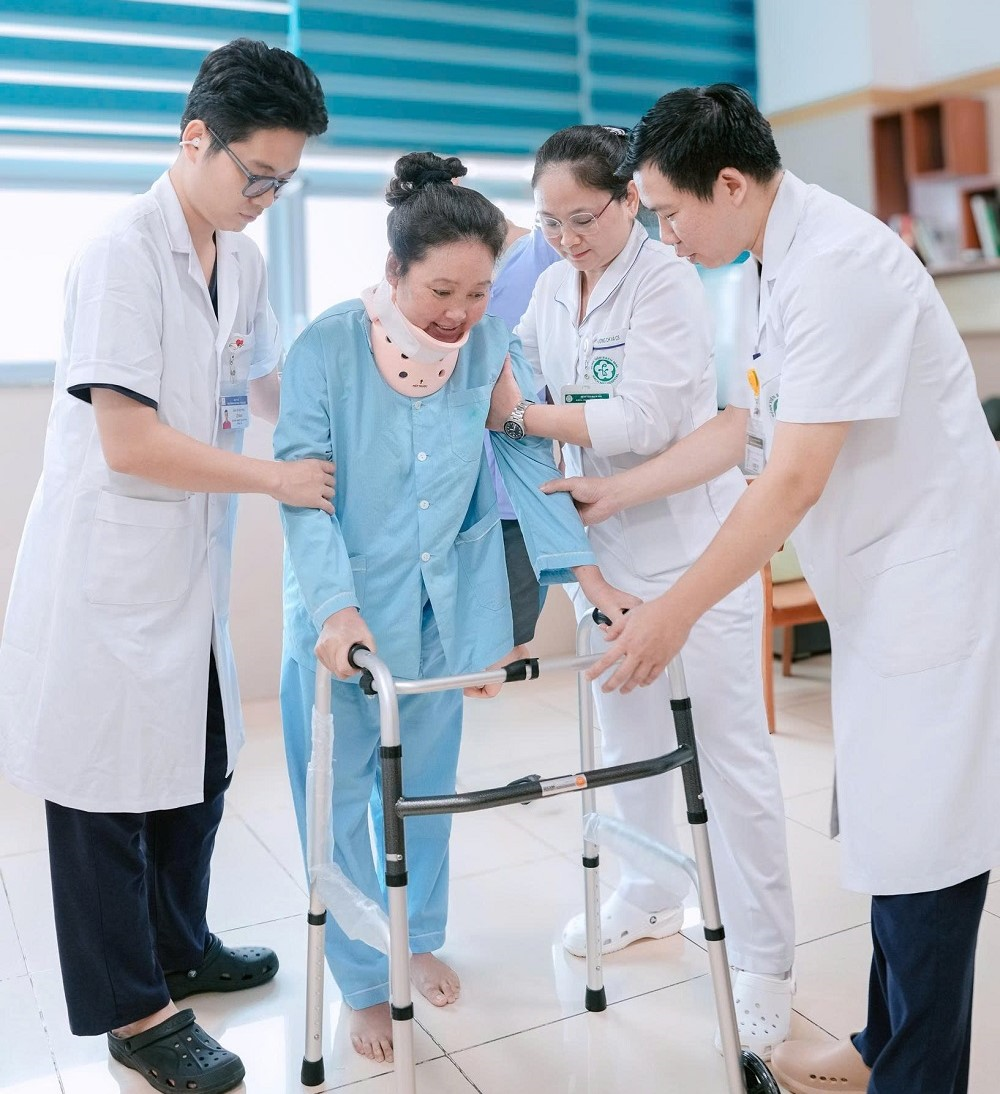 Bệnh viện Bạch Mai: Giúp người phụ nữ Lào đi lại được sau 8 tháng bị liệt nhờ vi phẫu giải ép tủy cổ 