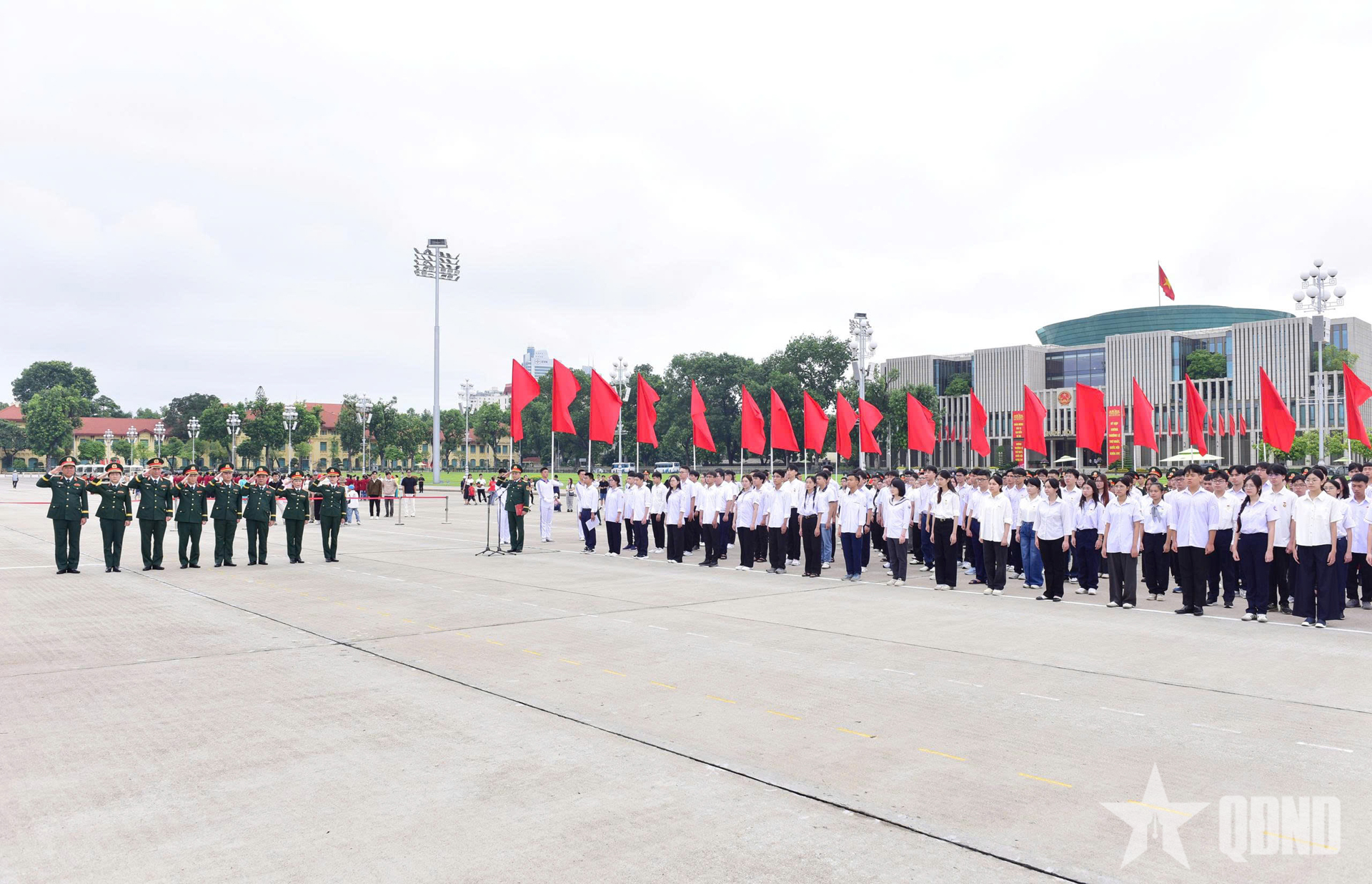 135 học sinh tiêu biểu là con cán bộ, nhân viên trong Quân đội báo công dâng Bác