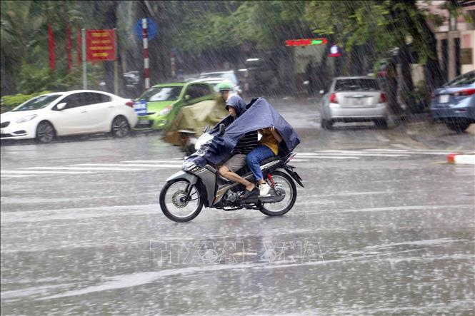 Thời tiết hôm nay (7-8): Đề phòng mưa dông, lốc, sét, mưa đá ở nhiều nơi