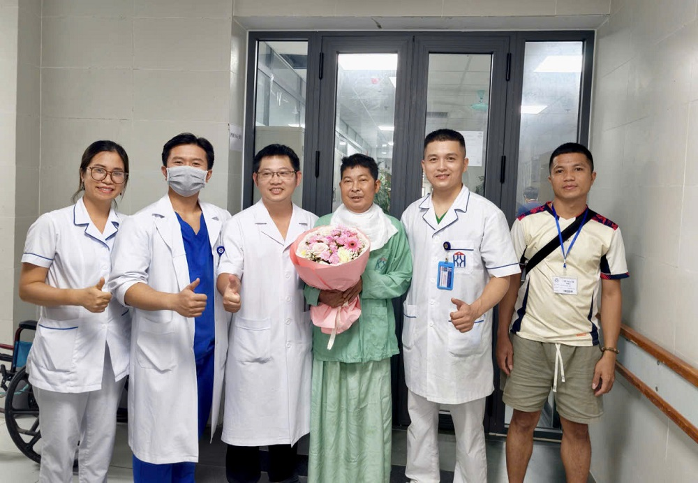 Cứu sống người bệnh ung thư hạ họng, sốc mất máu và suy hô hấp cấp
