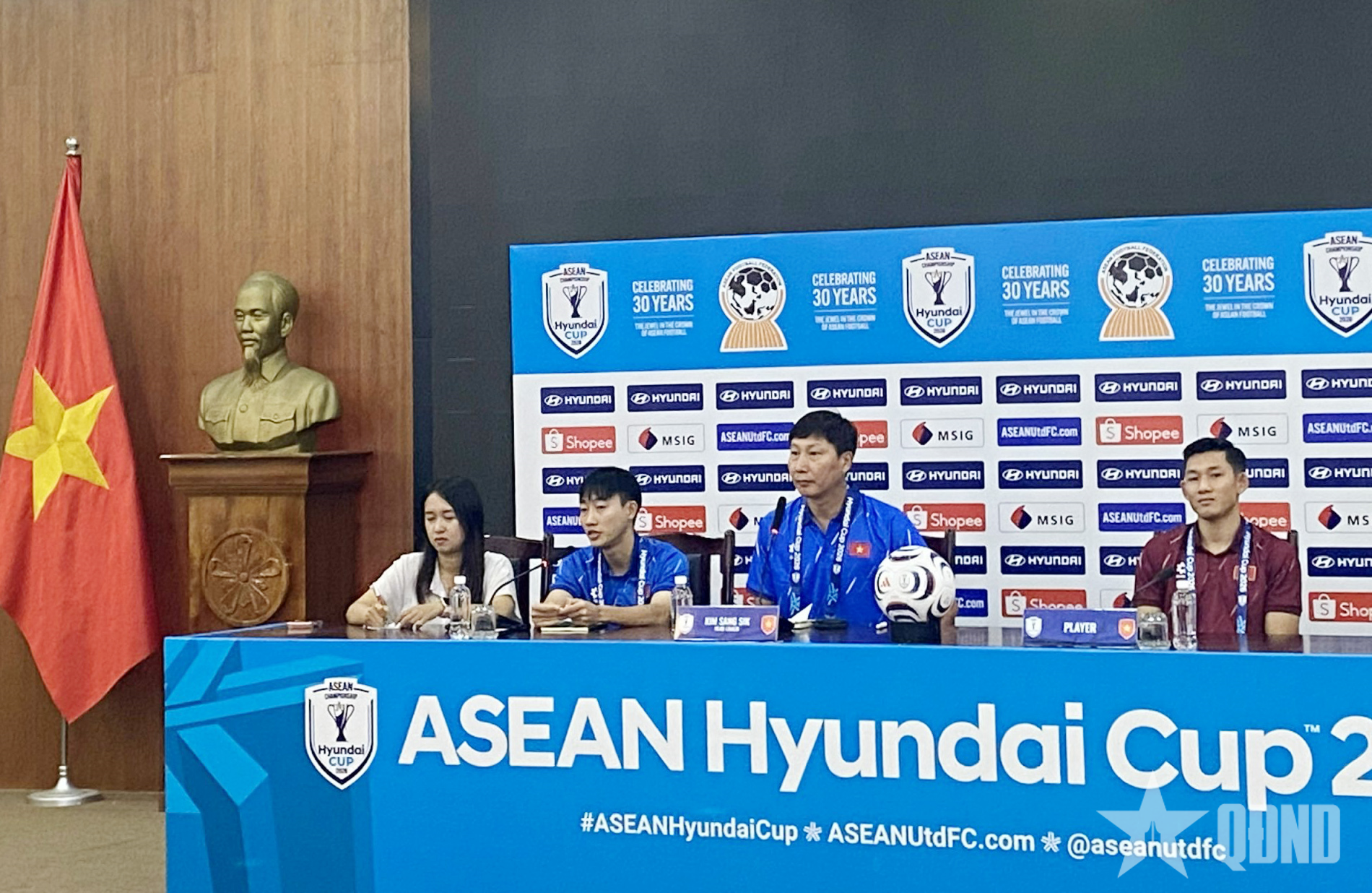 ASEAN Cup 2026: HLV Kim Sang-sik nhận 