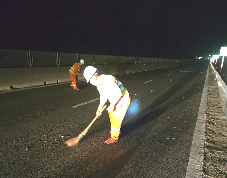 Vật thể nhọn rơi vãi, gây sự cố thủng lốp trên cao tốc Quảng Ngãi đến Quy Nhơn