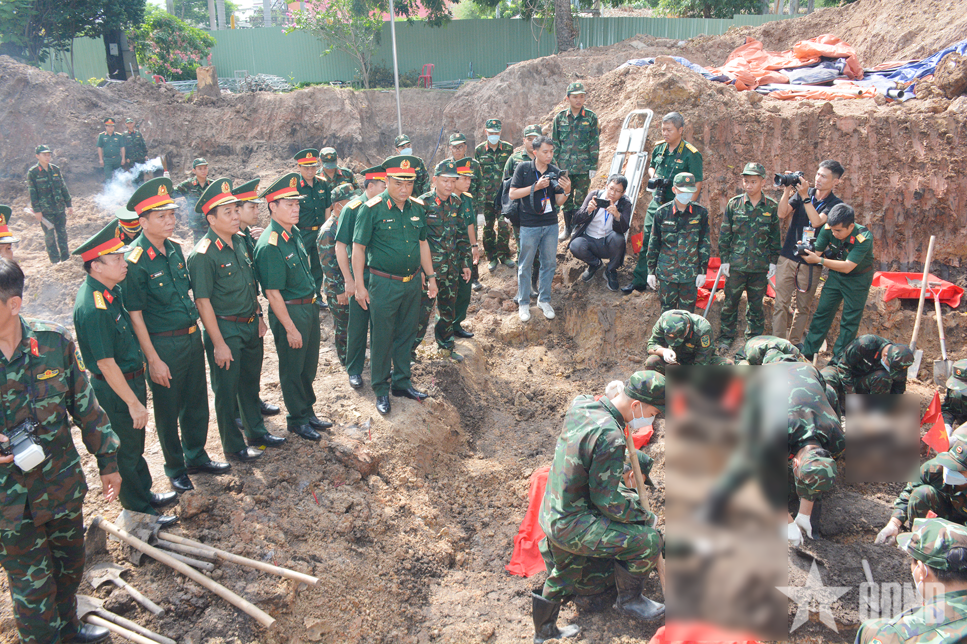 Đoàn đại biểu Quân khu 7 dâng hương tưởng niệm các anh hùng liệt sĩ tại Công viên Lê Thị Riêng