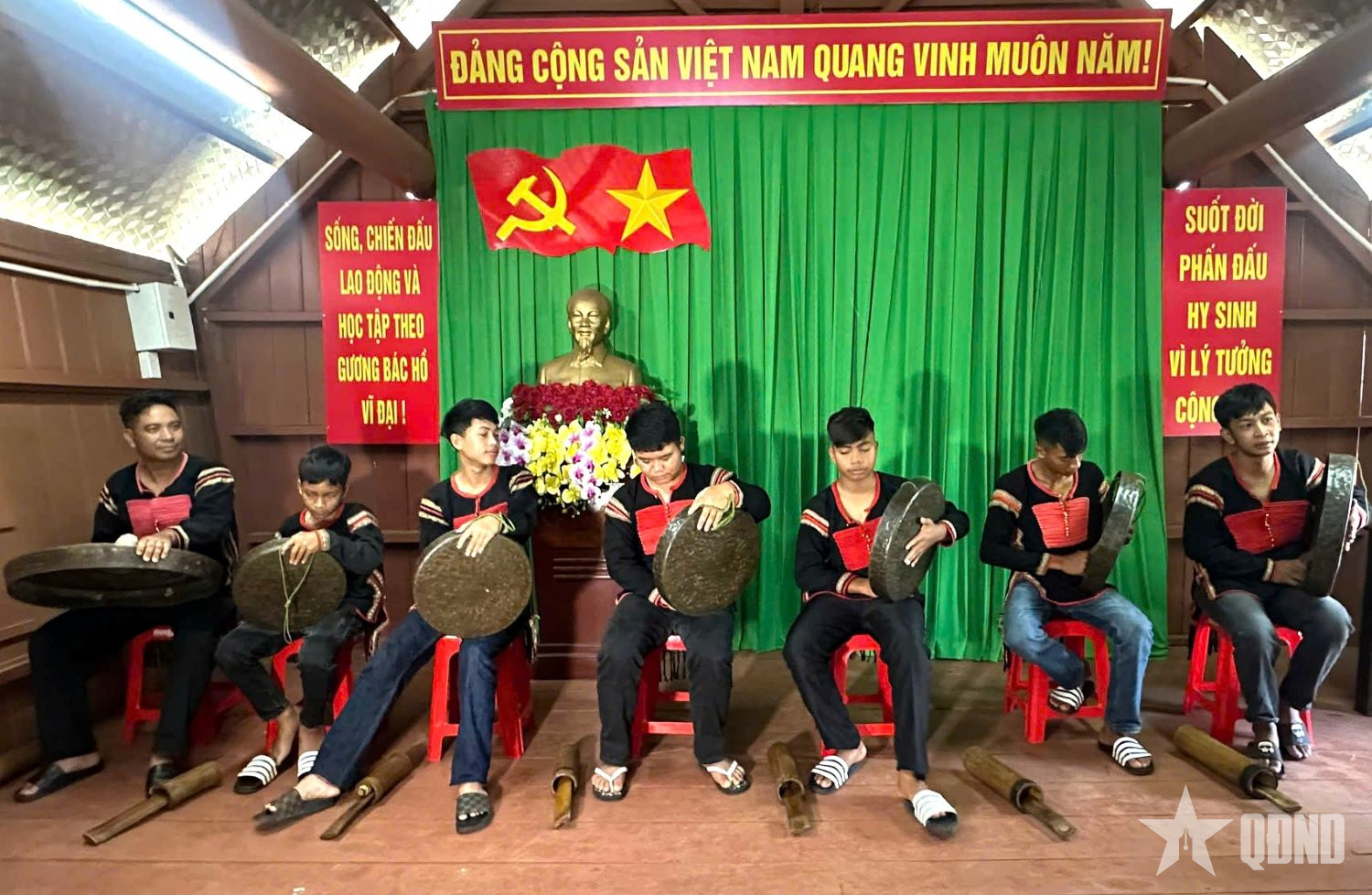 Lớp dạy cồng chiêng giữa phố thị