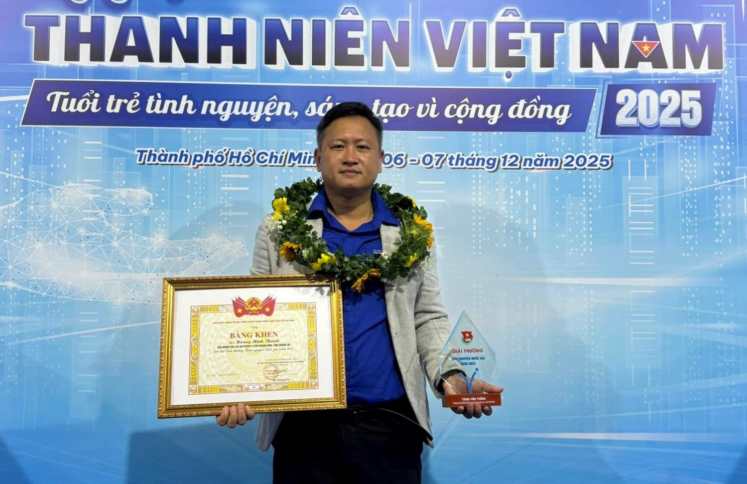 Nghĩa tình với bà con vùng lũ