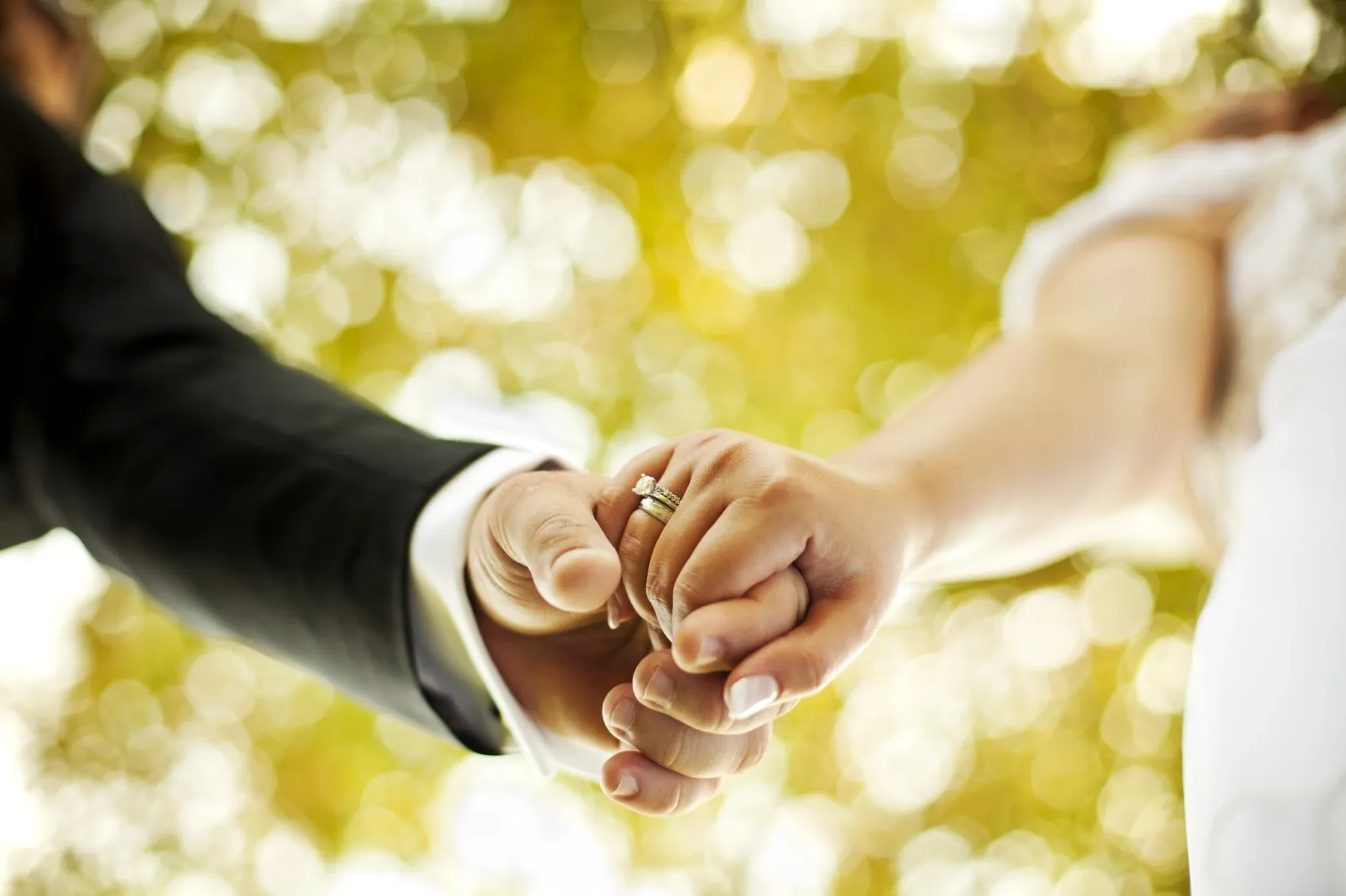 Từ chuyện đám cưới đường quê...