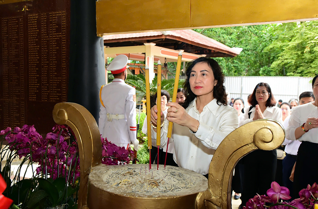 Đoàn đại biểu Bộ Công Thương dâng hương tưởng niệm các anh hùng liệt sĩ tại Công viên Lê Thị Riêng

