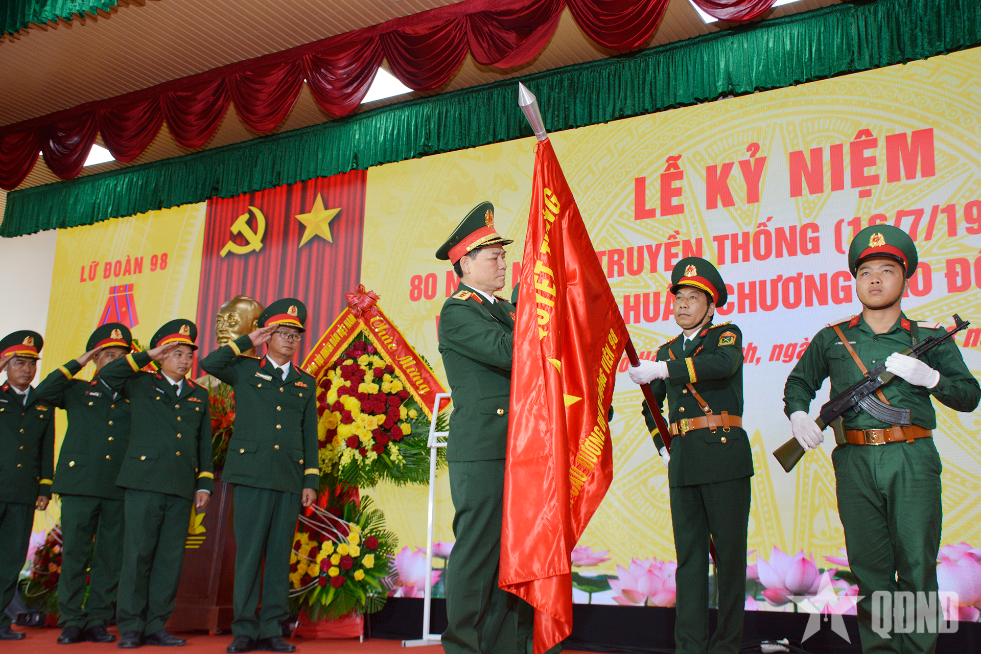 Lữ đoàn 98 (Binh đoàn 12) đón nhận Huân chương Lao động hạng Ba