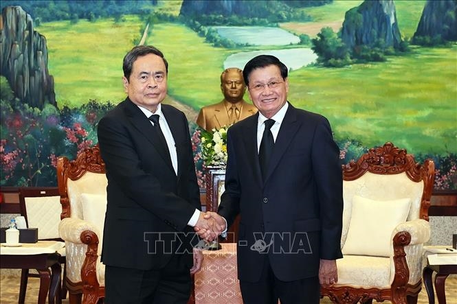 Chủ tịch Quốc hội Trần Thanh Mẫn viếng đồng chí Xaysomphone Phomvihane