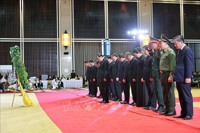 Chủ tịch Quốc hội Trần Thanh Mẫn viếng đồng chí Xaysomphone Phomvihane