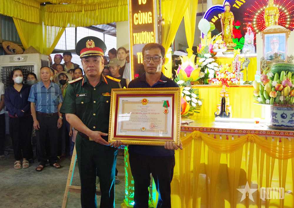 Trao Huân chương Bảo vệ Tổ quốc hạng Ba tới thân nhân của Trung sĩ Cao Tuấn Anh