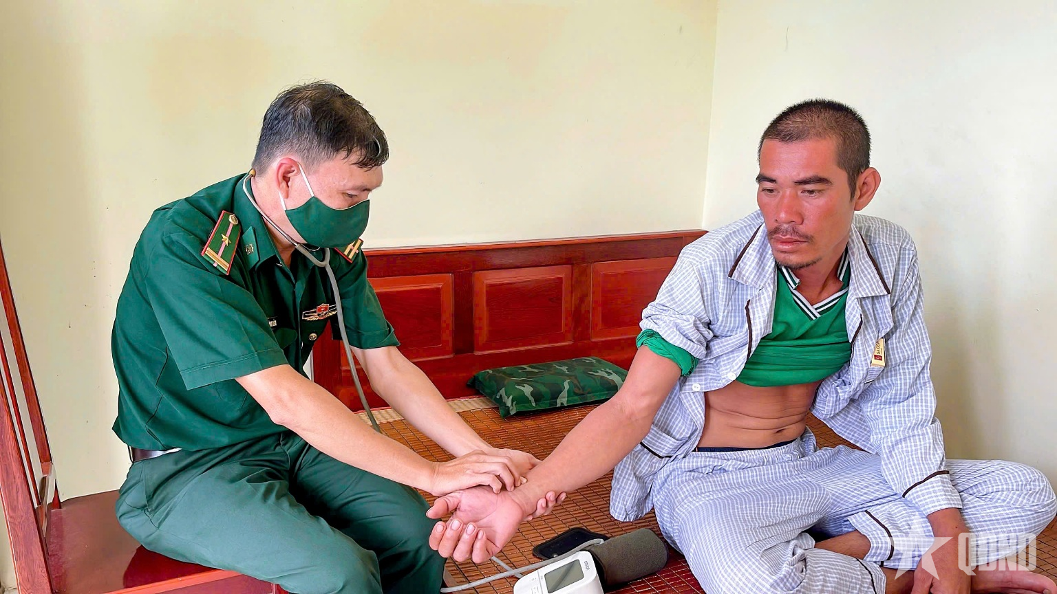 Cứu vớt và đưa vào bờ an toàn ngư dân trôi dạt trên biển