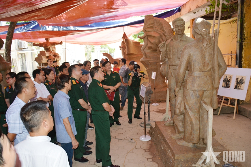 Thượng tướng Trương Thiên Tô chủ trì họp Hội đồng lựa chọn tác phẩm nghệ thuật điêu khắc